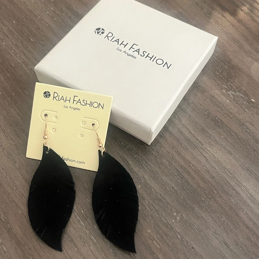 NEW in BOX Bohemia Genuine Leather Leaf Earrings in Black